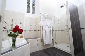 Separate tub and shower, jetted tub, rainfall showerhead