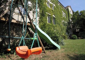 Children’s play area – outdoor