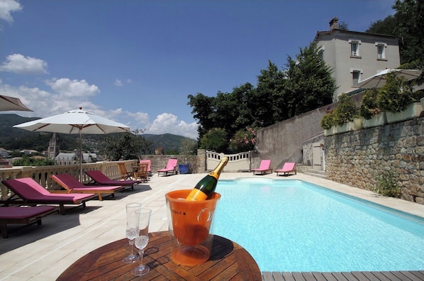Seasonal outdoor pool, free cabanas, pool umbrellas