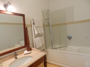 Habitación superior | Baño | Ducha y bañera combinadas y artículos de higiene personal gratuitos