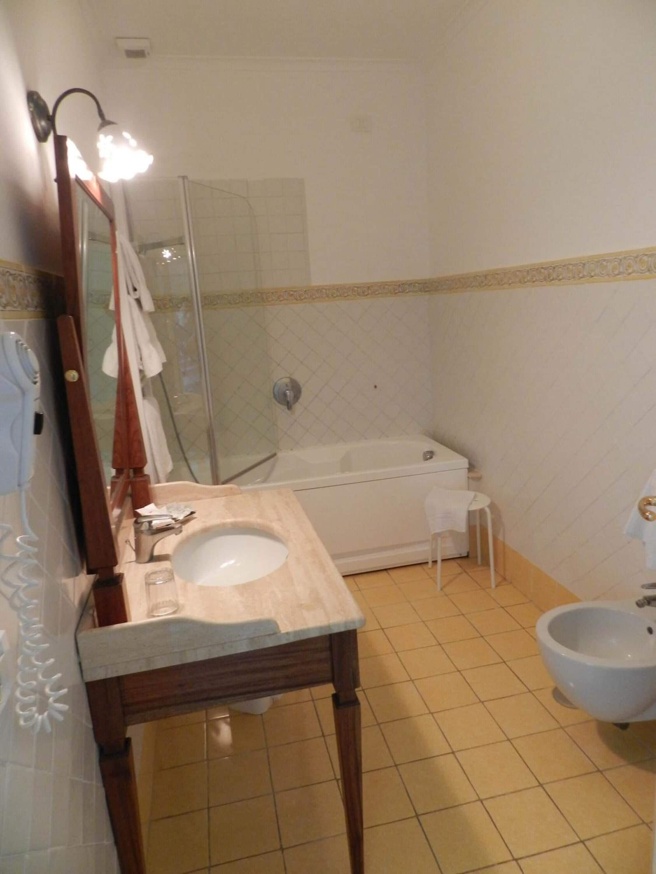 Combined shower/bathtub, free toiletries, hair dryer, slippers