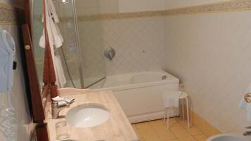 Combined shower/bathtub, free toiletries, hair dryer, slippers
