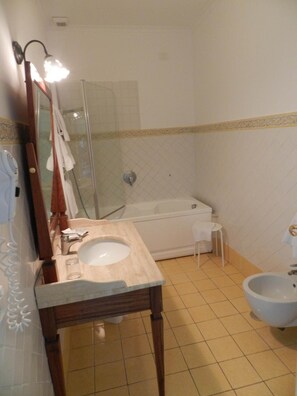 Duschwanne, kostenlose Toilettenartikel, Haartrockner, Hausschuhe