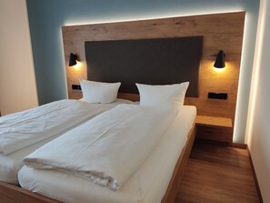 ملاءات للفراش لا تسبب الحساسية وميني بار ومكتب وتجهيزات عازلة للصوت