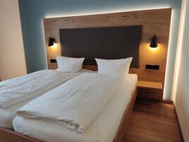 舒适双人房 | 防过敏的被褥、迷你吧、办公桌、隔音