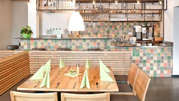 Se sirven desayunos, comidas, cenas y cocina alemana