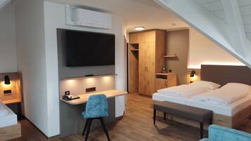 Hypo-allergenic bedding, minibar, desk, soundproofing