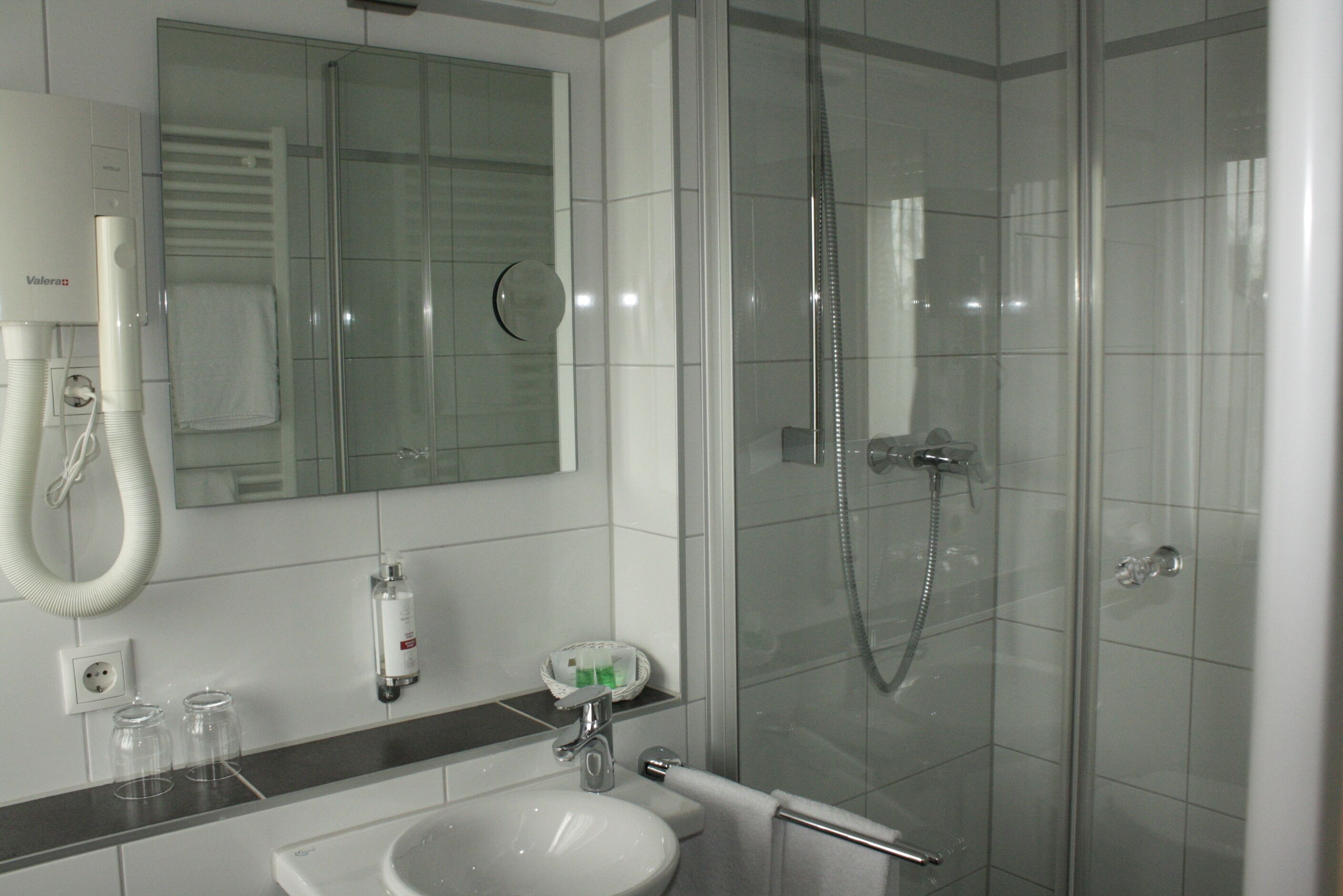 economy double room | bathroom | shower, hair dryer, towels