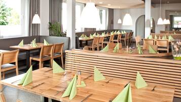 FrĂŒhstĂŒck, Mittagessen, Abendessen, deutsche KĂŒche