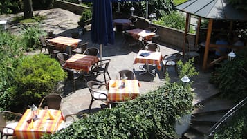 供應早餐、午餐、晚餐;德國菜