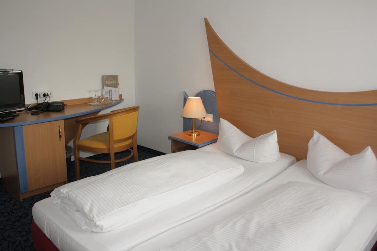 Doppia Economy | Biancheria da letto ipoallergenica, minibar, una scrivania