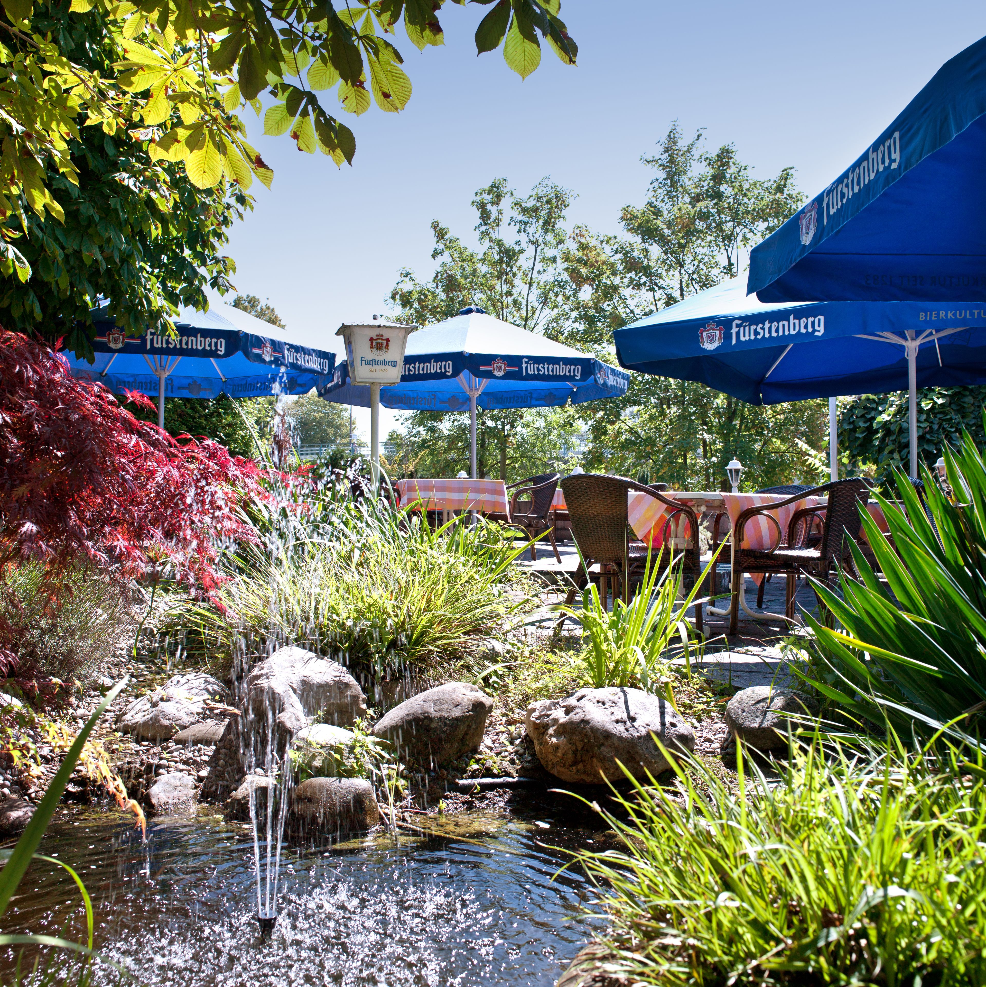 Serveert ontbijt, lunch, diner, Duitse gerechten 