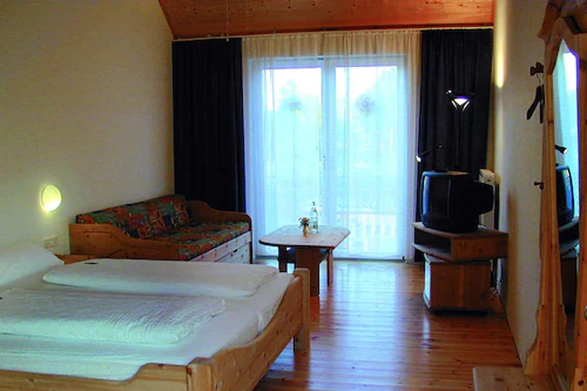 Hypo-allergenic bedding, in-room safe, desk, soundproofing