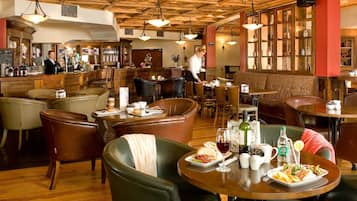 Daily full breakfast (EUR 9.95 per person)