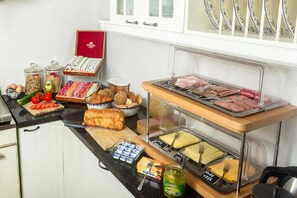 ميني بار ومكتب وواي فاي مجانًا وملاءات أسرّة