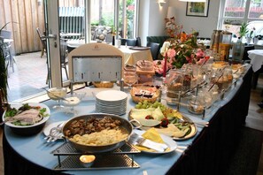 Free daily buffet breakfast  - Gasthof Oldenwöhrden (Woehrden)