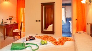 In-room safe, desk, soundproofing, free cots/infant beds - Hotel De Monti (Rome)