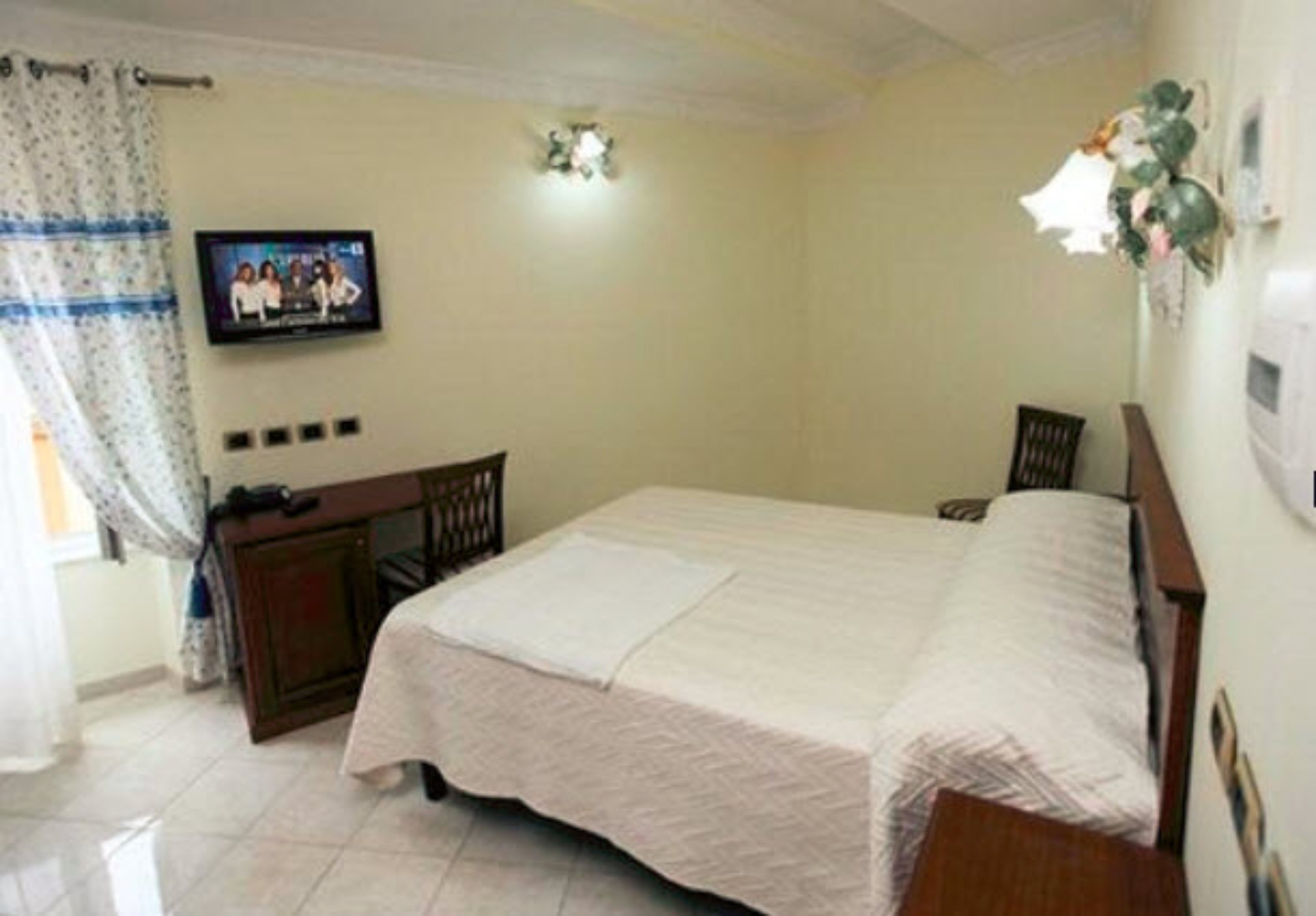 in-room safe, desk, soundproofing, free cots/infant beds