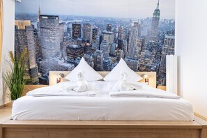 Soundproofing, cribs (free), WiFi (free), individually decorated - Hotel Europa (Saarlouis)