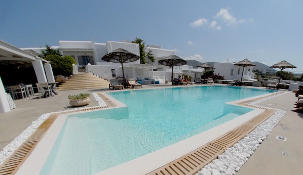 حمّام سباحة خارجي، مقاعد للتشمس