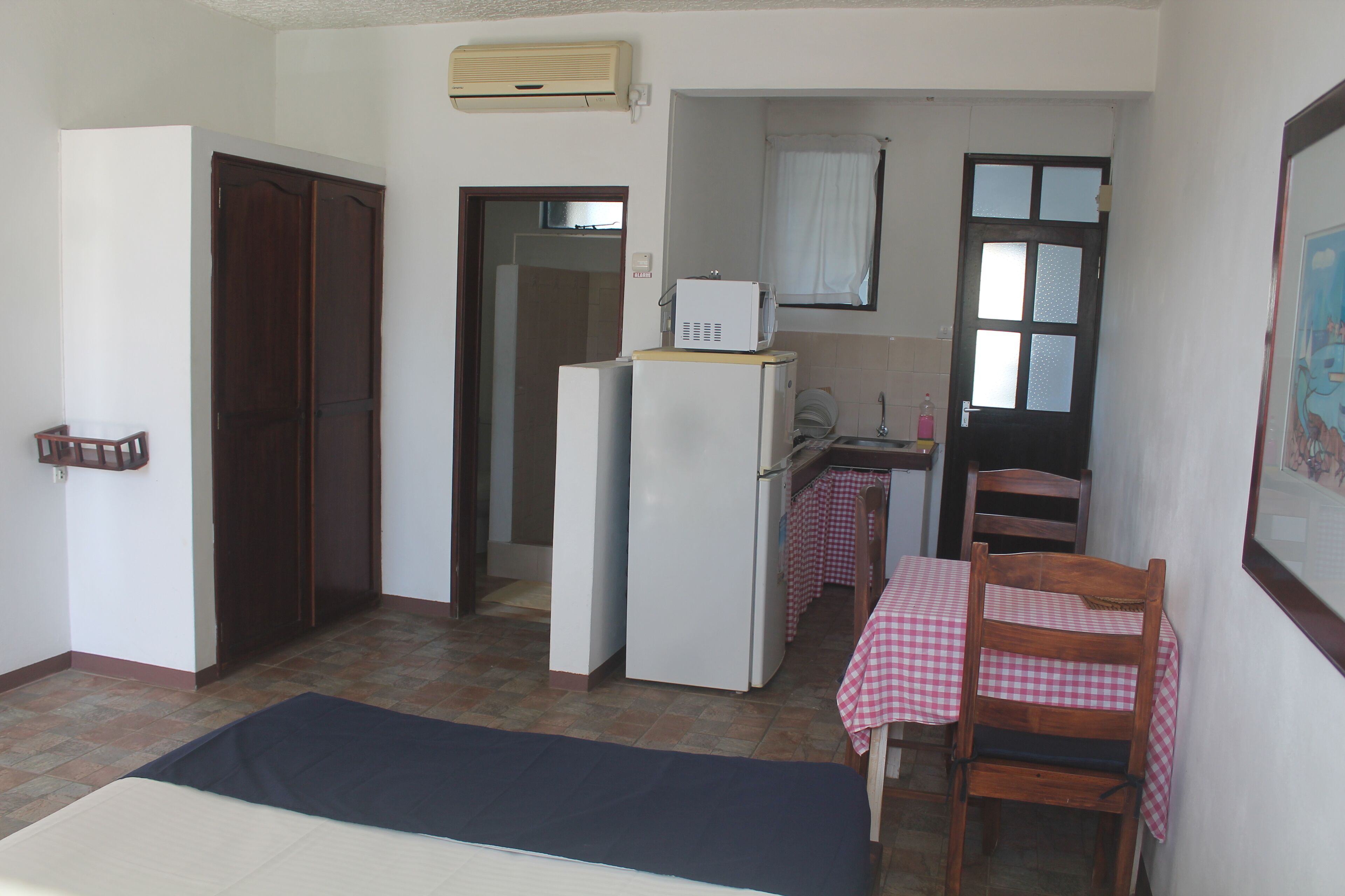 single room | living area | 34-inch lcd tv with digital channels, tv