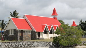 A building with a red roof and stone walls. - Auberge Miko (Grand-Baie)