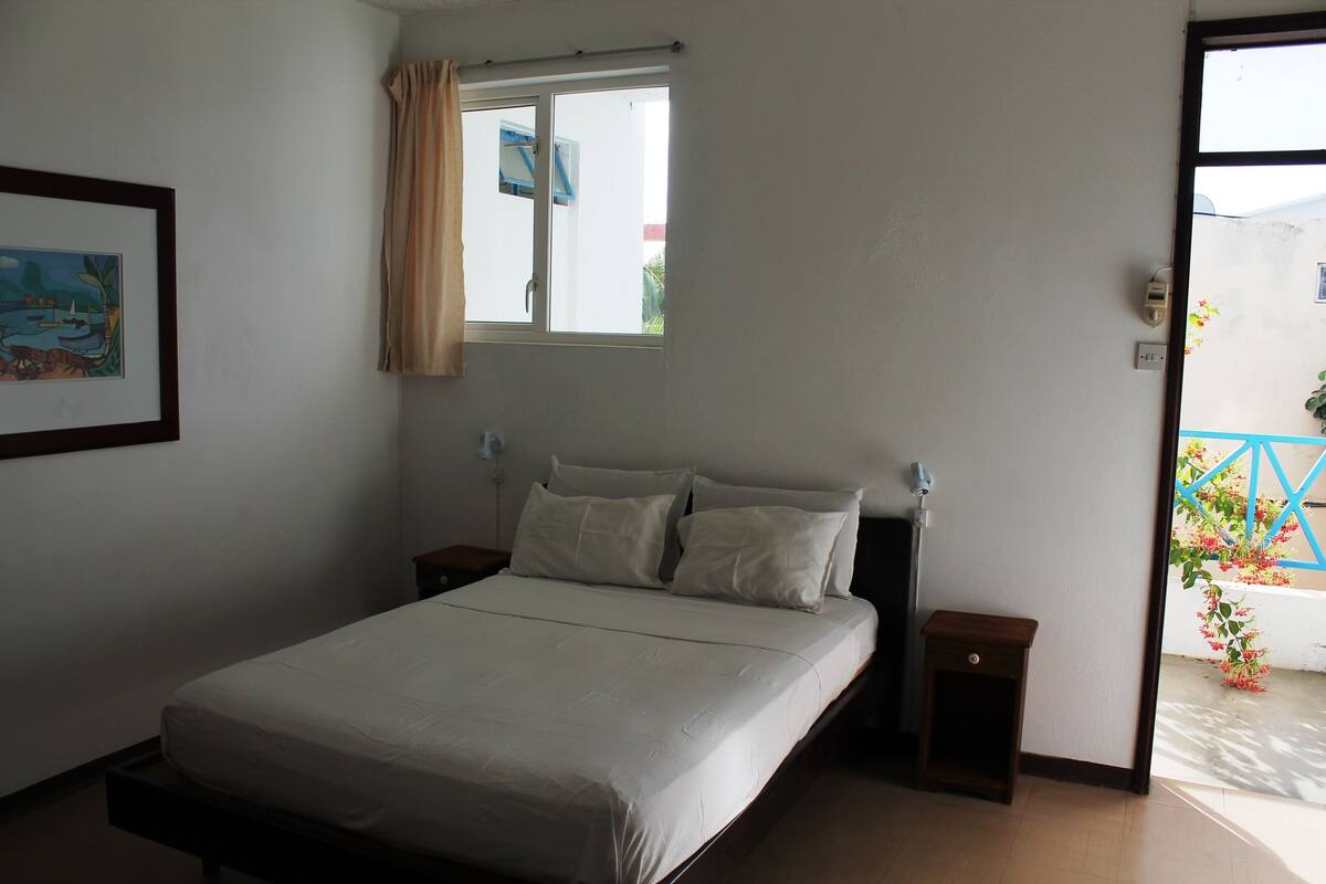 Single Room | In-room safe, desk, laptop workspace, iron/ironing board (on request)