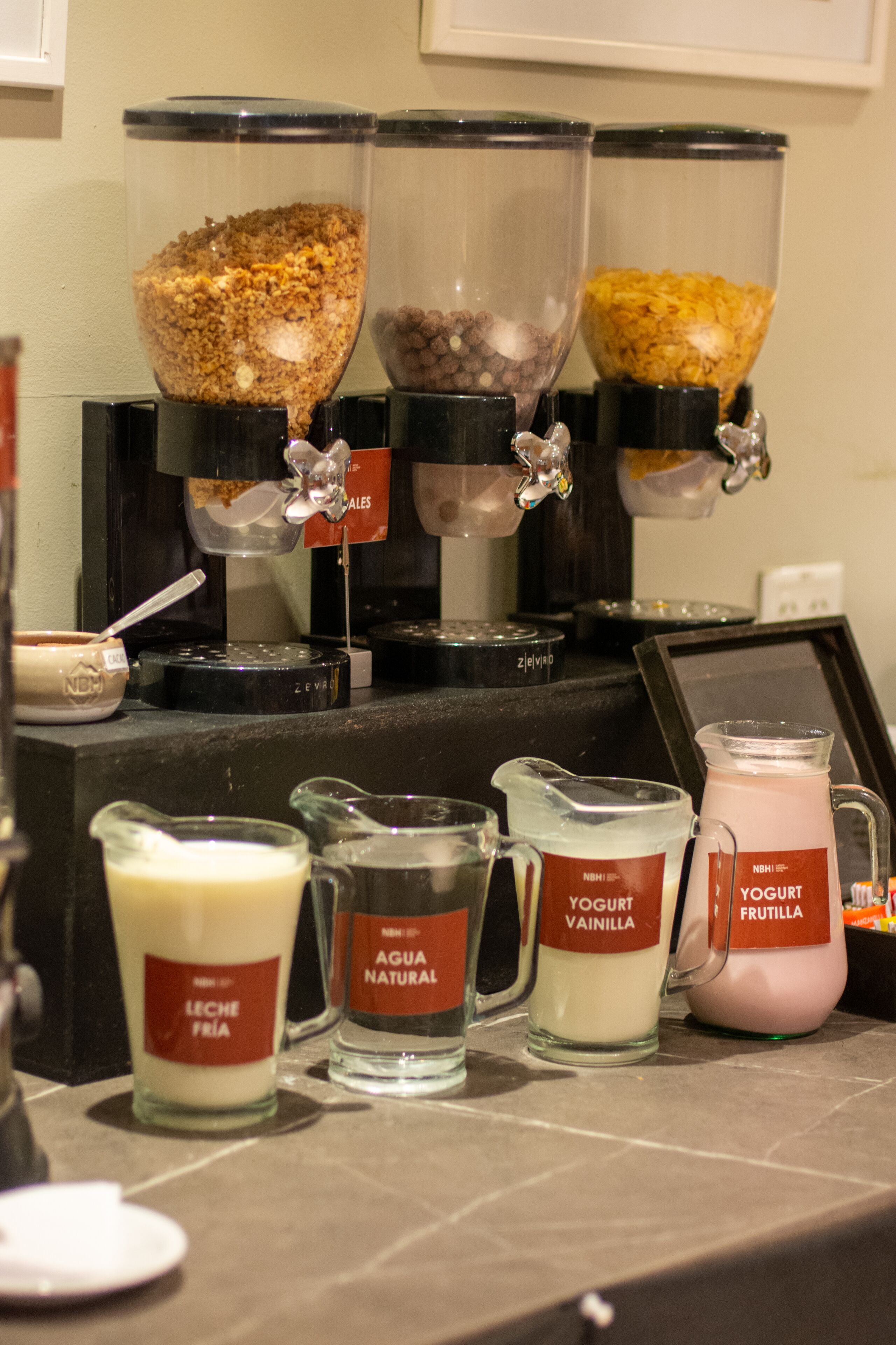 Un espace dédié aux boissons, équipé de distributeurs de lait, d’eau naturelle et de boissons au yaourt.