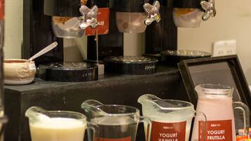 Un espace dédié aux boissons, équipé de distributeurs de lait, d’eau naturelle et de boissons au yaourt.