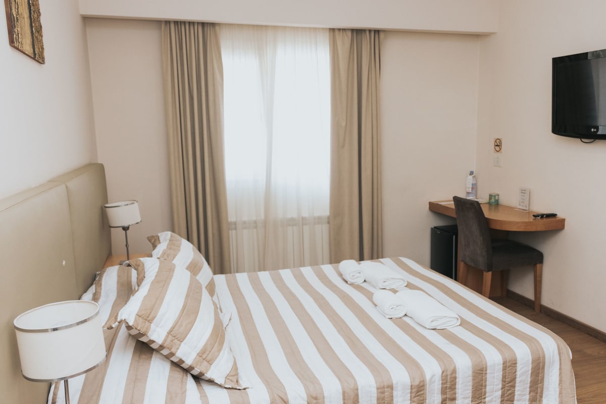 Minibar, cassaforte in camera, una scrivania, postazione laptop