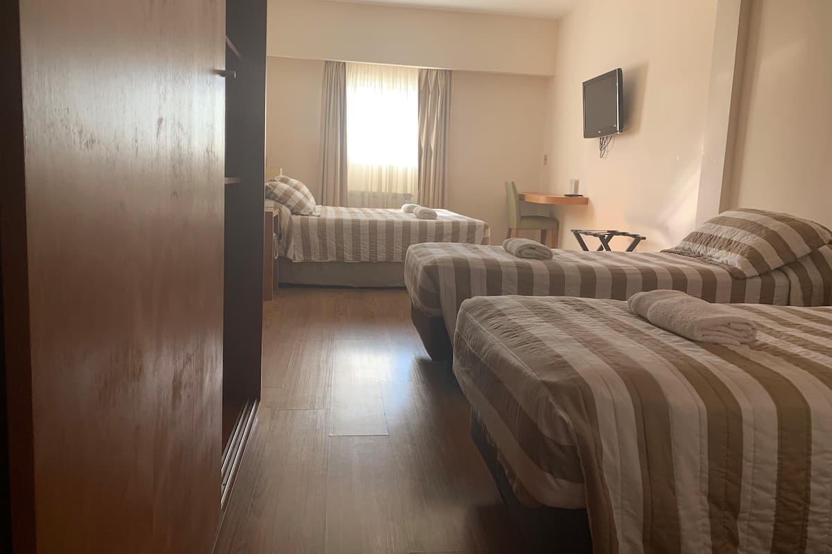 Quarto quádruplo superior | Frigobar, cofres nos quartos, escrivaninha