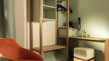 Camera Deluxe con letto matrimoniale o 2 letti singoli | Biancheria da letto di alta qualità, cassaforte in camera, una scrivania