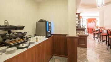 Tägliches kontinentales Frühstück (12 EUR pro Person)