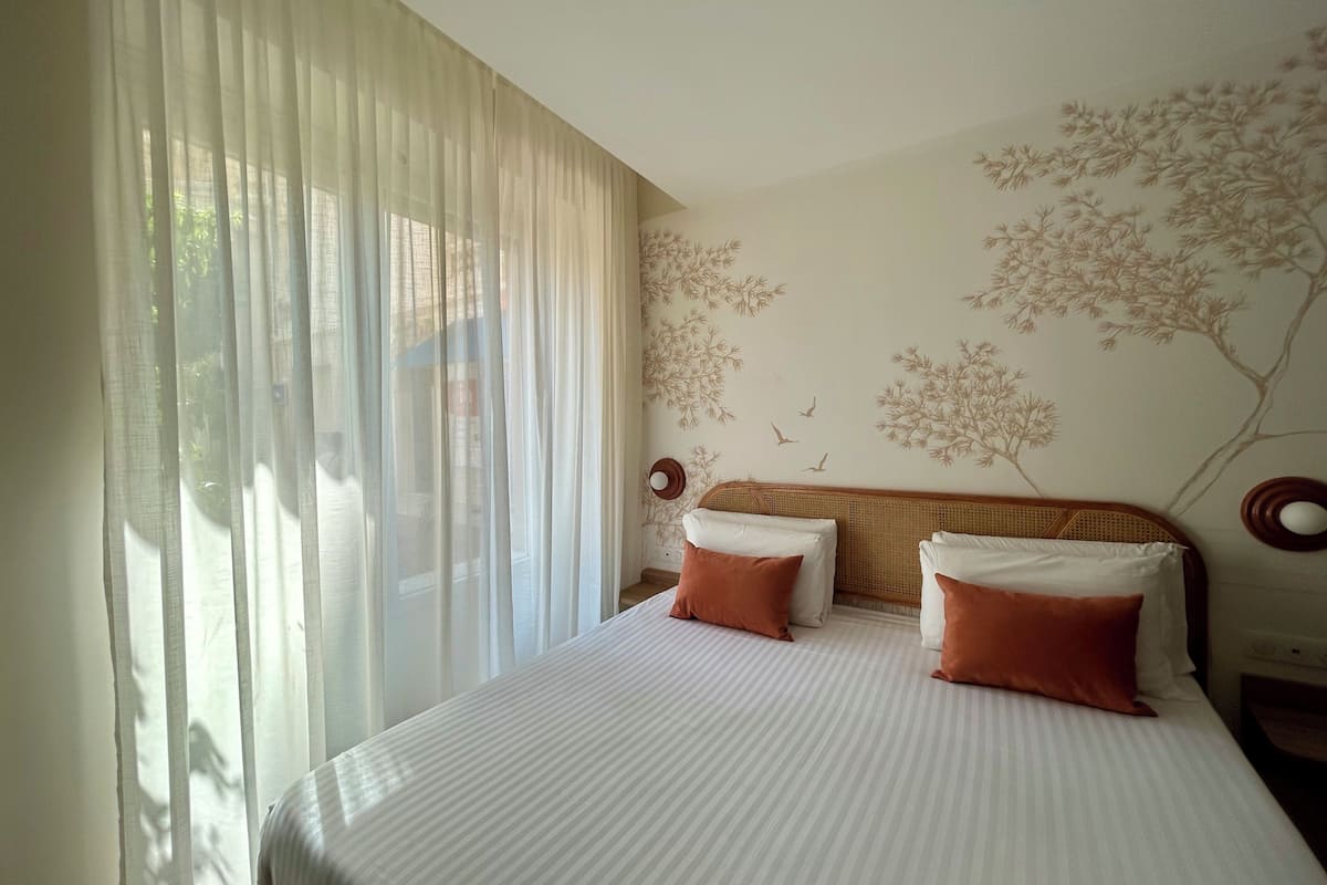 Habitación básica con 1 cama matrimonial o 2 individuales | Ropa de cama de alta calidad y caja de seguridad en la habitación