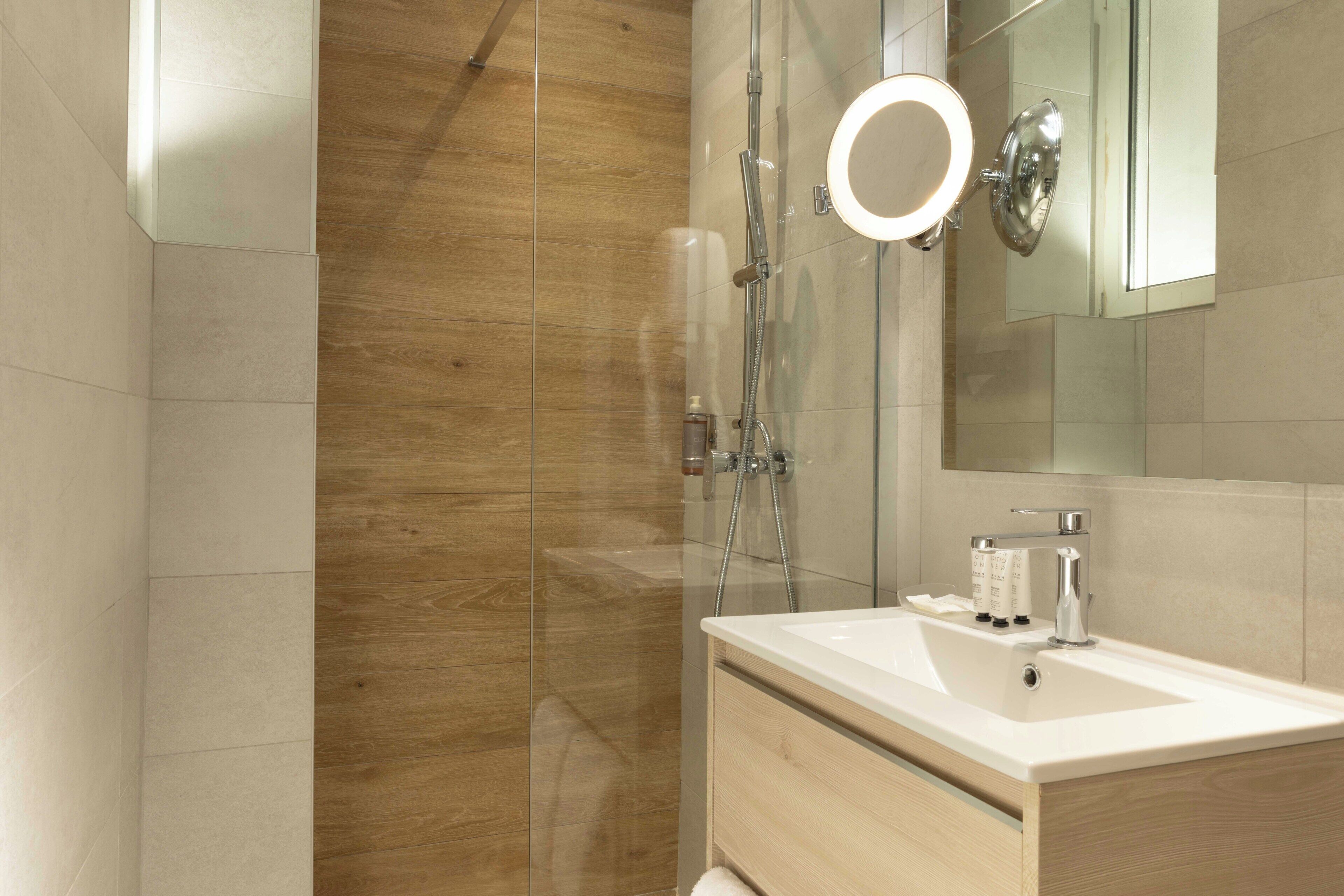 Superior Double or Twin Room, City View | Bathroom
