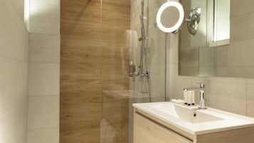 Superior Double or Twin Room, City View | Bathroom