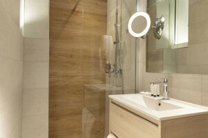Chambre Supérieure Double ou avec lits jumeaux, vue ville | Salle de bain | Sèche-cheveux, serviettes fournies, savon, shampoing