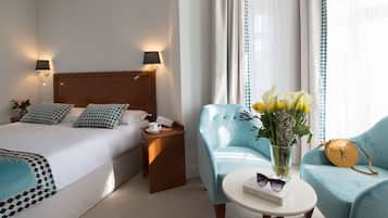 Ropa de cama de alta calidad, cubrecamas y minibar