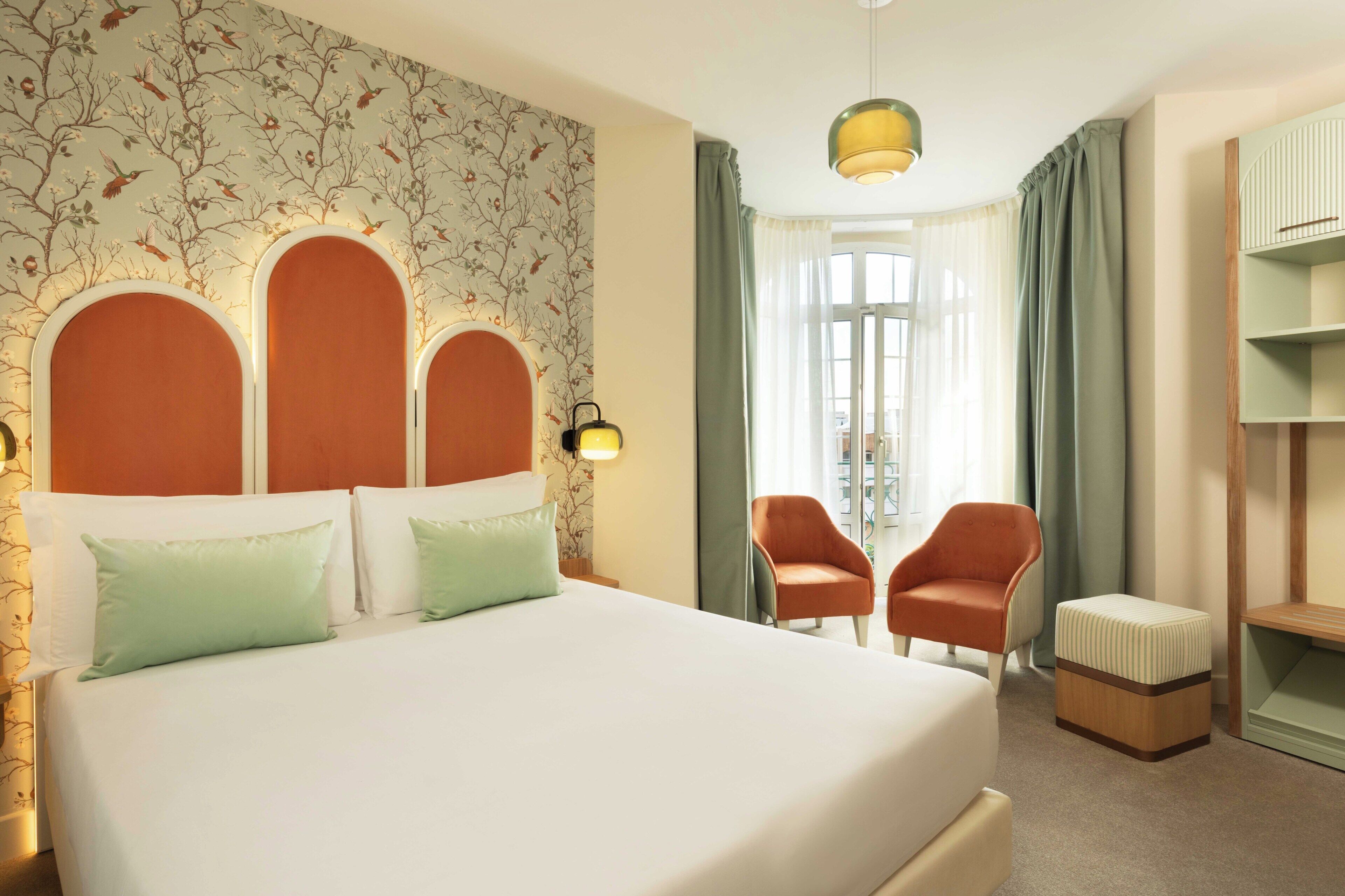 Ropa de cama de alta calidad, cubrecamas y minibar 