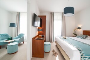 Suite | Ropa de cama de alta calidad, edredones de plumas, minibar y caja fuerte