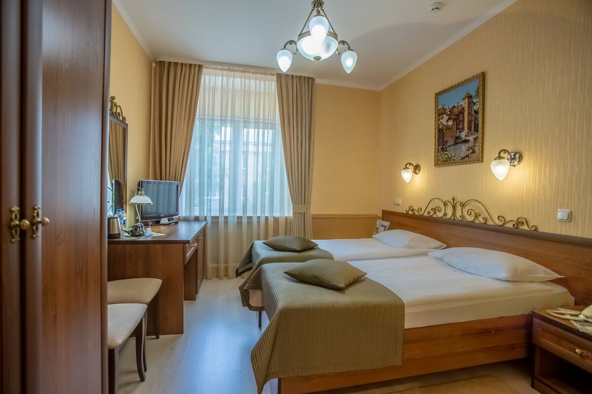 أغطية فراش متميزة وميني بار وخزنة داخل الغرفة ومكتب