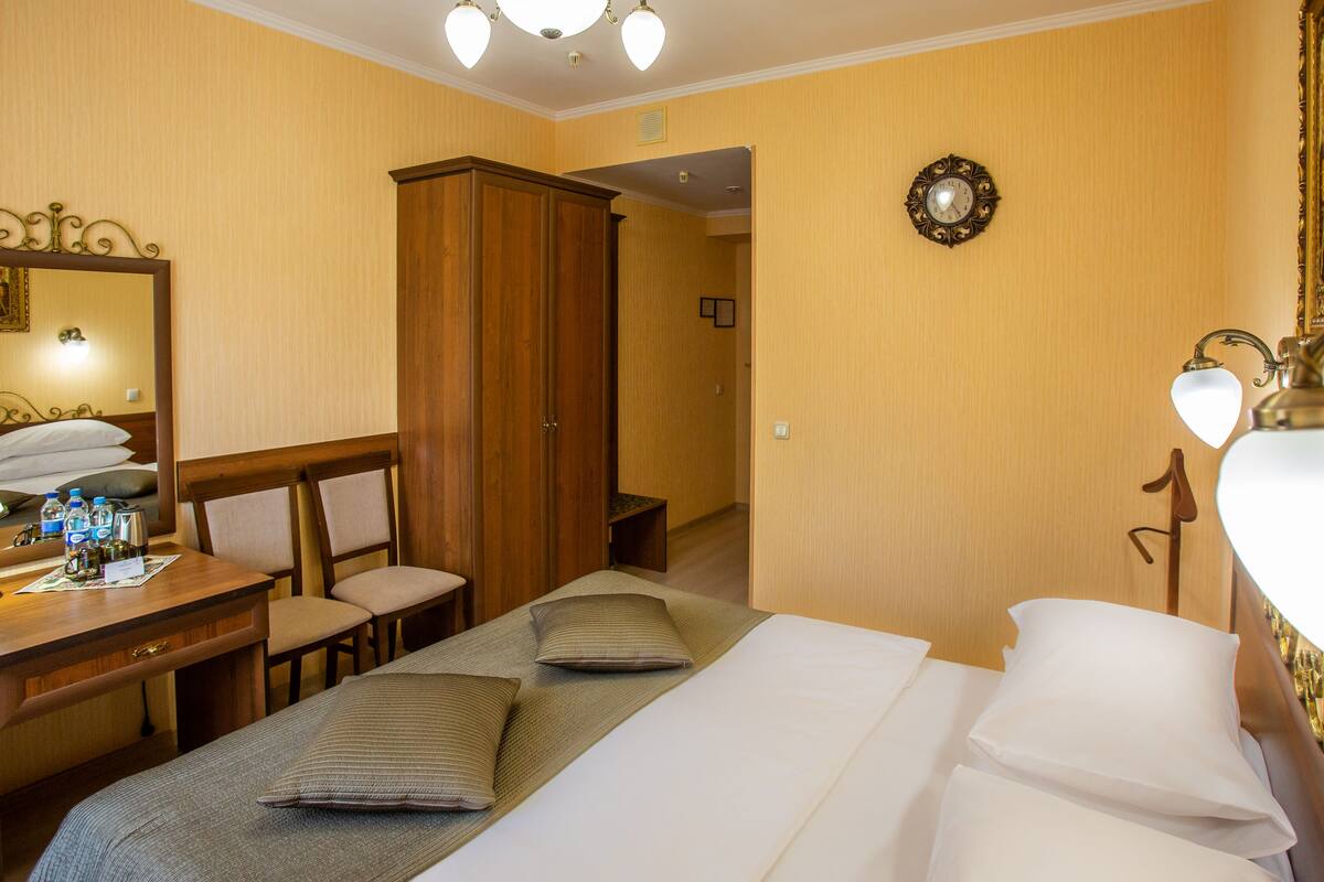 Classic dubbelrum | SÀngtillbehör av högsta kvalitet och minibar
