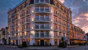 Un edificio de varios pisos con balcones y un letrero que dice "PALAZZO".