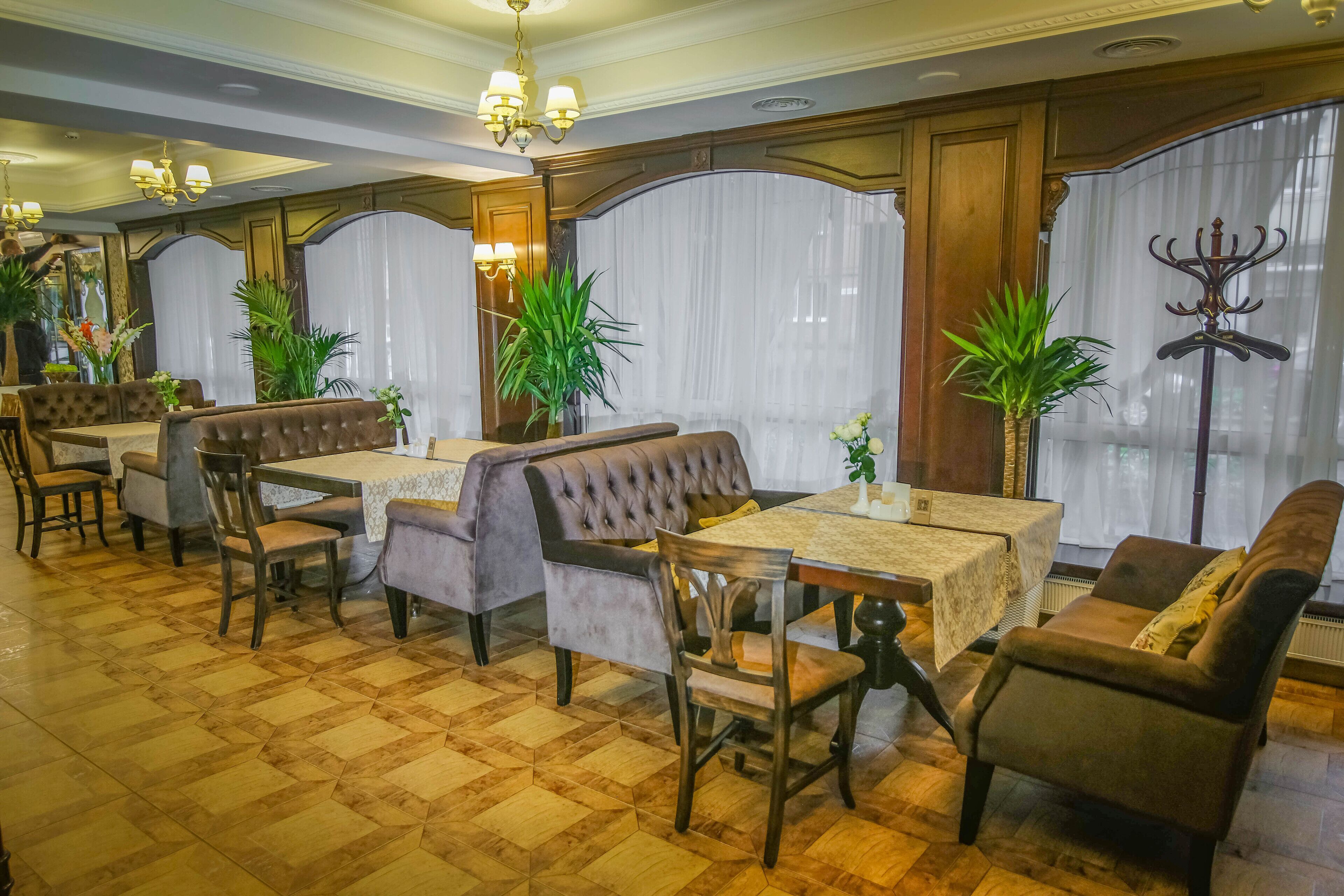 Serveert ontbijt, lunch, diner, Japanse gerechten 