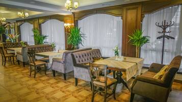 Serveert ontbijt, lunch, diner, Japanse gerechten