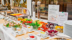 Una mesa de buffet con diferentes alimentos y salsas.