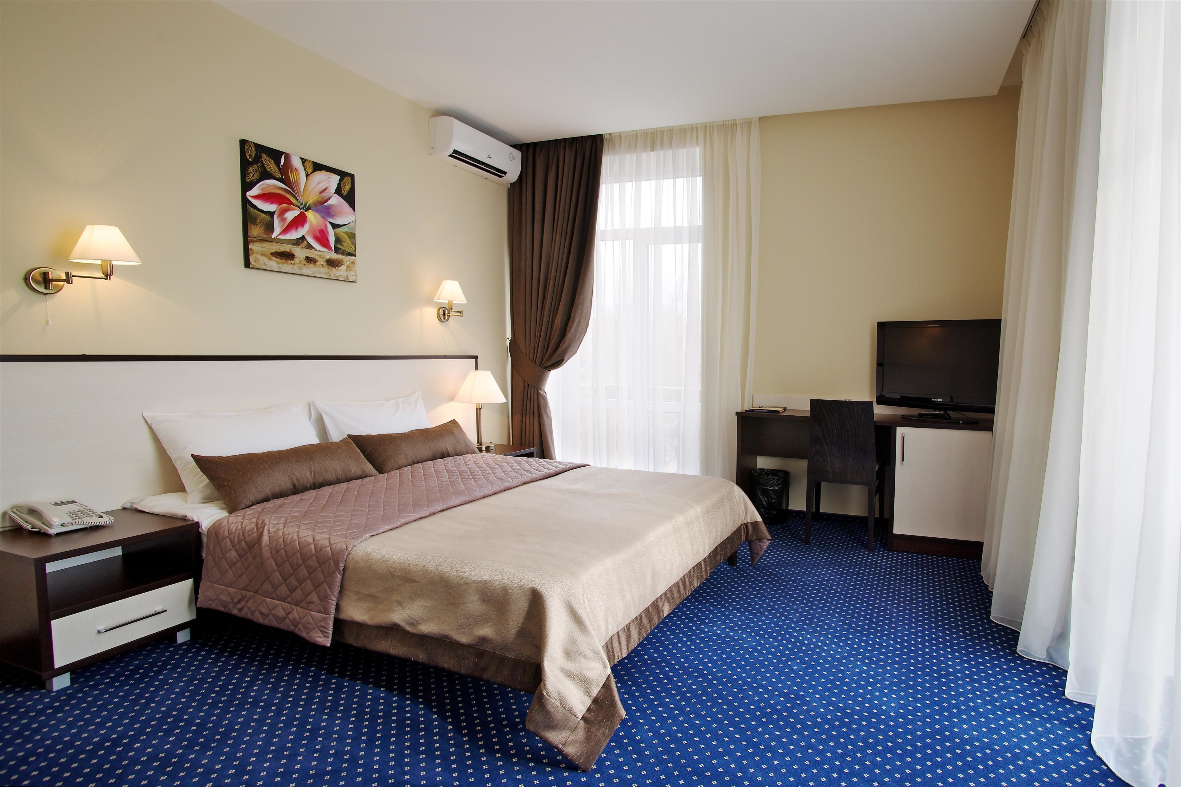 In-room safe, soundproofing, iron/ironing board, free WiFi