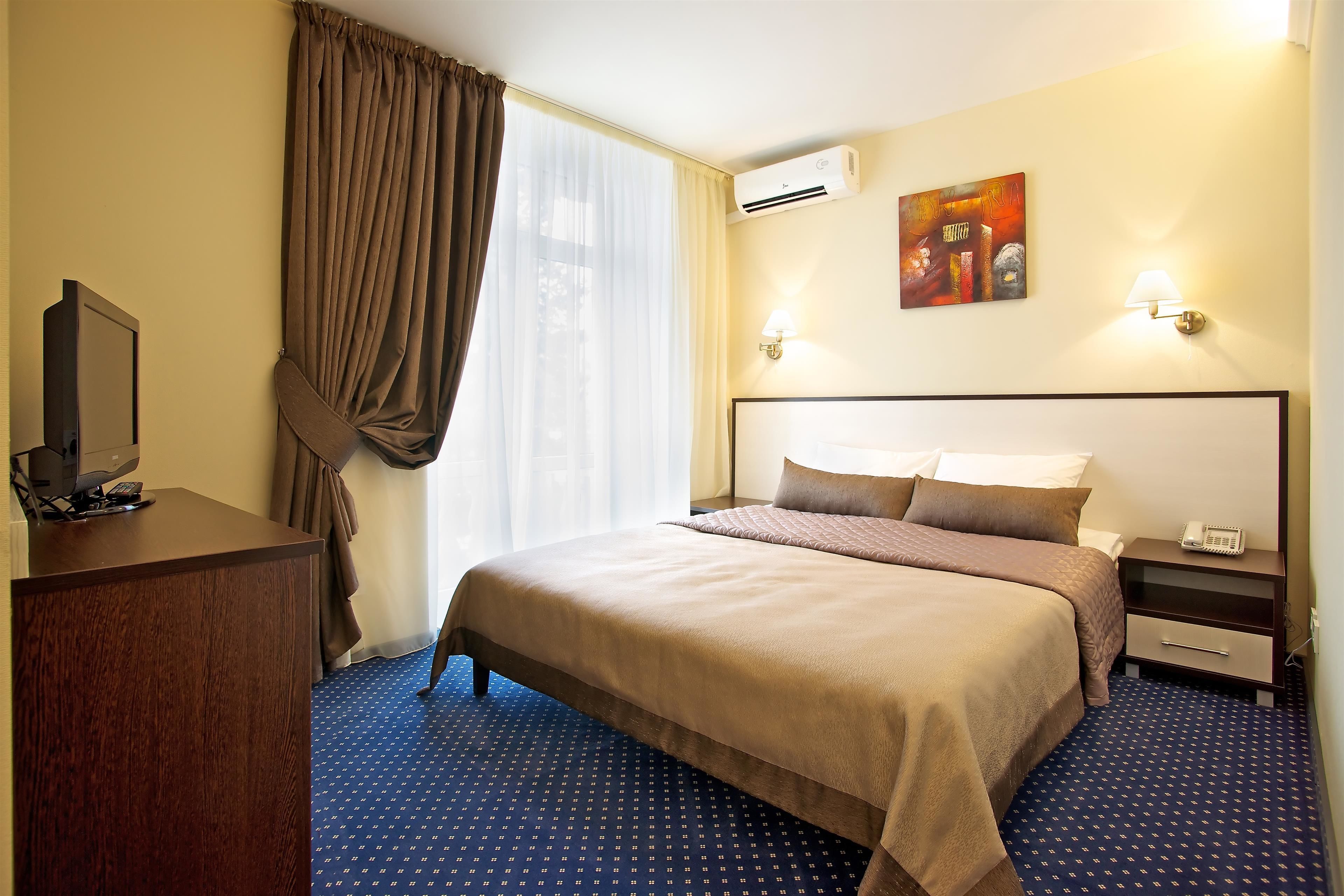 In-room safe, soundproofing, iron/ironing board, free WiFi