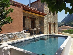 Hồ bơi ngoài trời