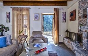 Nhà Duplex dành cho gia đình, 2 phòng ngủ (AMARANTOS) | Phòng khách | TV, đầu đĩa DVD